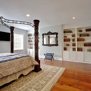 https://newly-renovated-4-bed-3-bath-and-2-parking-spots.top-hotels-in-savannah.com